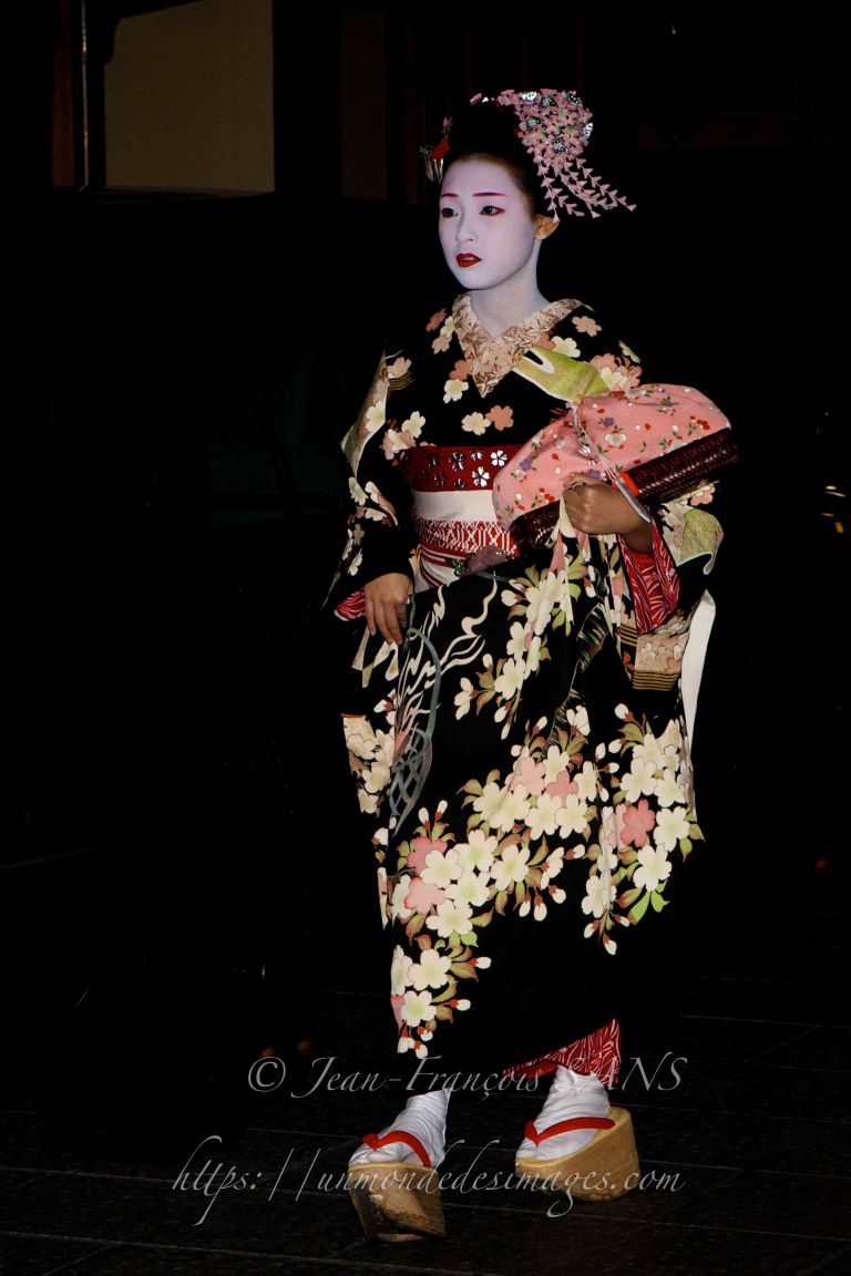 15-KYOTO maiko kimono noir.jpg