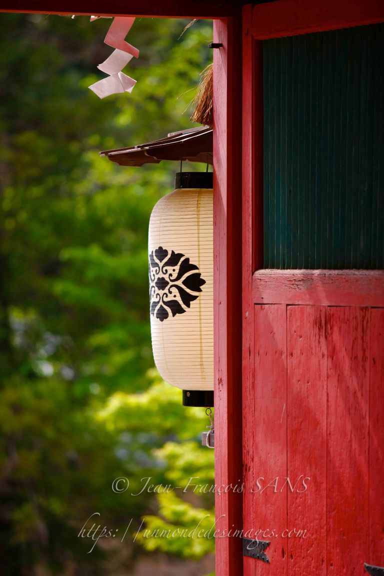 39-NARA lanterne de papier et porte rouge