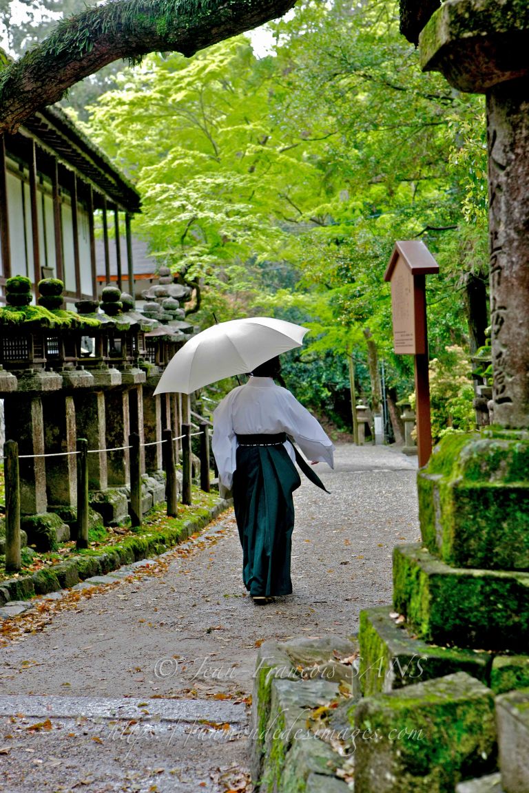 45-NARA moniale sanctuaire Kasuga Taisha