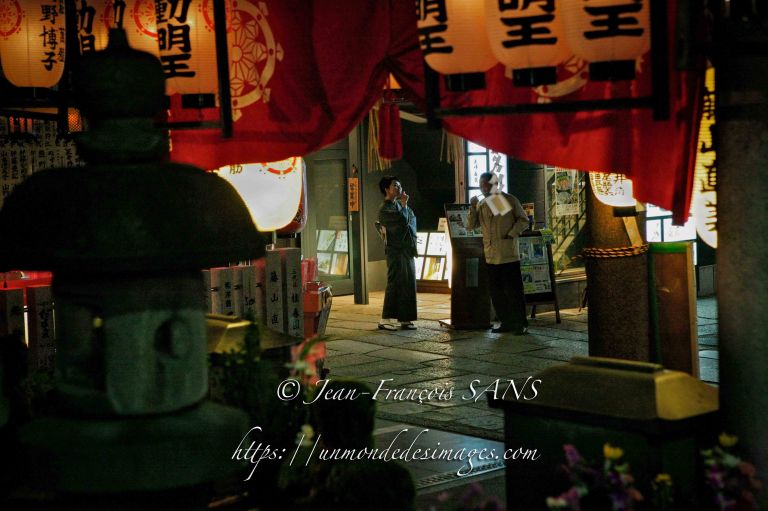 52-OSAKA scène vue d'un petit temple