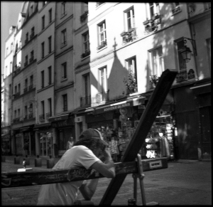 Homme se rasant sur un banc - Paris Marais - juillet 2019